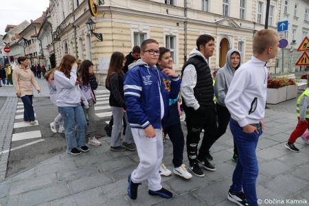 Otroci kamniških šol in vrtcev rajali na Glavnem trgu in se učili o trajnostni mobilnosti (97)